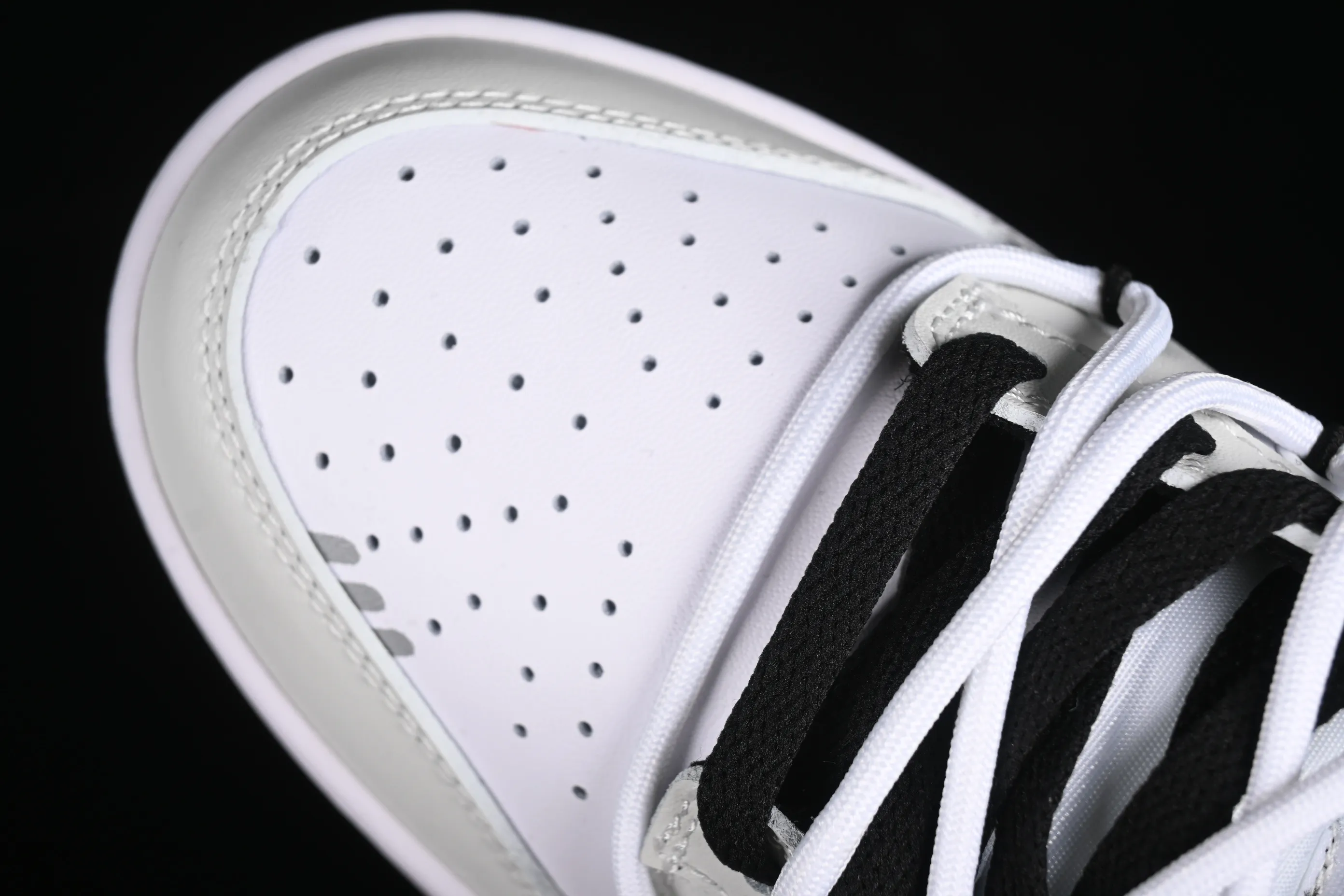 All Categories Nk SB Dunk Series Nk SB Dunk Low Low-top sneakers Nk Dunk Low Special mission camouflage Warship Simple black, white, purple and gray SB strap low-top casual sneakers DD1391-100